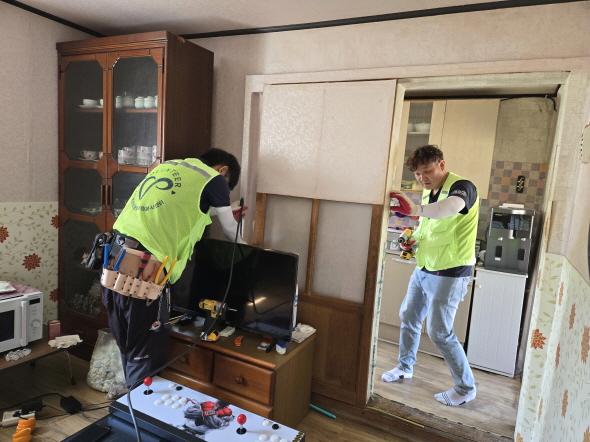 NSP통신-봉화군종합자원봉사센터는 주거환경개선이 시급한 봉화읍과 소천면의 사례관리 대상 가정을 방문해 뚝딱! 뚝딱! 행복공작소! 사랑의 집수리 봉사활동을 펼쳤다. (사진 = 봉화군)