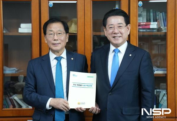 NSP통신-김영록 전라남도지사가 23일 서울 국회에서 윤후덕 더불어민주당 의원과 면담을 갖고 전남 미래발전 5대 핵심과제 및 지역 핵심 사업 등 도 현안 해결을 위한 협조를 요청하고 있다. (사진 = 전남도)