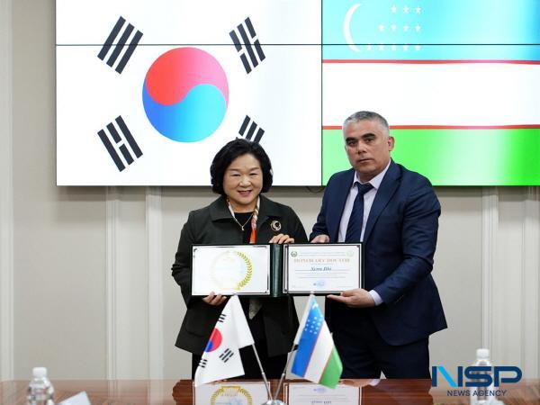 NSP통신-신일희 계명대학교 총장이 2025년 지난 22일 우즈베키스탄 국립체육대학교에서 열린 명예박사 학위 수여식에서 명예박사 학위를 받았다. (사진 = 계명대학교)