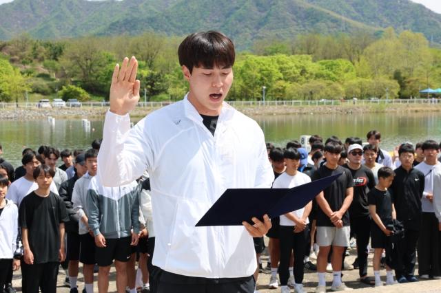 NSP통신-서울올림픽기념국민체육진흥공단 카누 선수단 소속 이동희 선수가 개회식에서 대표 선서를 하고 있다. (사진 = 국민체육진흥공단)