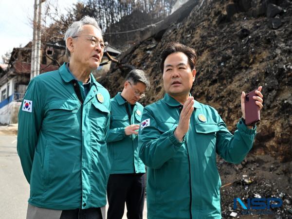 NSP통신-김학홍 경상북도행정부지사는 23일 최근 대형산불로 큰 피해를 당한 영덕군 해파랑길 21코스를 찾은 문화체육관광부 유인촌 장관과 함께 피해 현황을 살피고 회복 방안에 대한 의견을 나눴다. (사진 = 경상북도)