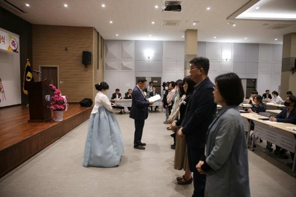 NSP통신-진남장학회 박정채 이사장이 장학증서를 전달하고 있다.
