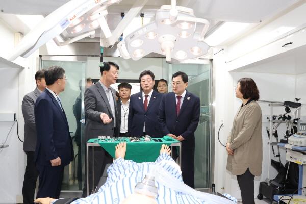 NSP통신-경주시가 23일부터 24일까지 2일간 황성공원 일원에서 국립중앙의료원 중앙응급의료센터 주관으로 2025년 이동형 병원 설치·운영 훈련에 나섰다. (사진 = 경주시)
