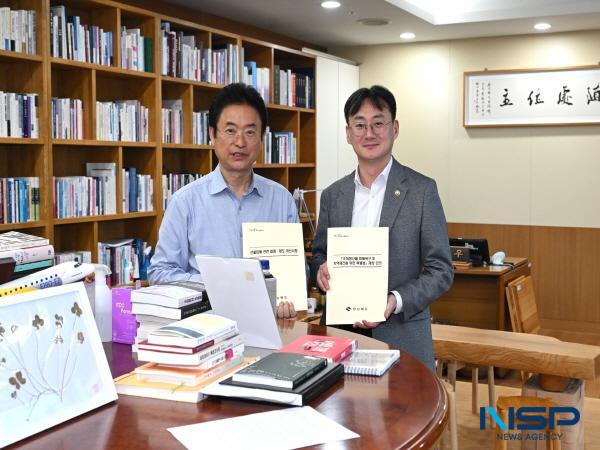 NSP통신-국회입법조사처 이관후 처장을 비롯한 관계자들이 지난 22일 경북도청과 산불 피해 현장을 직접 방문 확인했다. (사진 = 경상북도)