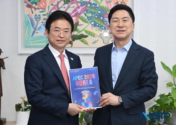 NSP통신-경상북도 이철우 도지사는 23일 국회를 방문해 우원식 의장, 주호영 부의장 등 국회 주요인사를 연이어 만나 산불특별법 국회 통과와 산불 피해복구 및 APEC 추경 예산 반영을 건의했다. APEC지원특위 김기현 위원장과의 간담 (사진 = 경상북도)