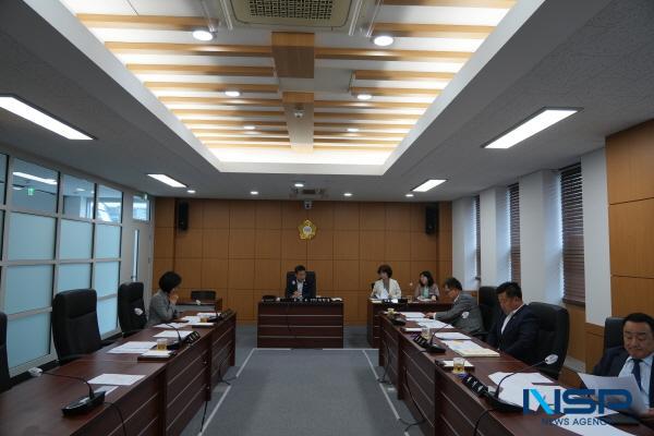 NSP통신-영천시의회는 지난 22일 행정문화복지위원회 회의실에서 2025년도 의원연구단체 등록 및 활동계획에 대한 심의를 위해 의원연구단체 심의위원회를 열었다. (사진 = 영천시의회)