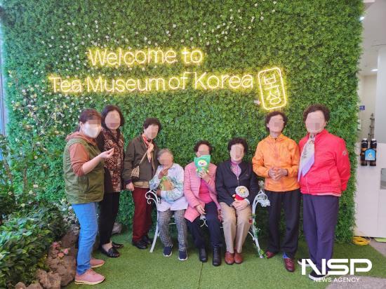 NSP통신-노인맞춤돌봄 특화서비스 외부활동 힐링 나들이 운영 (사진 = 광양시청)