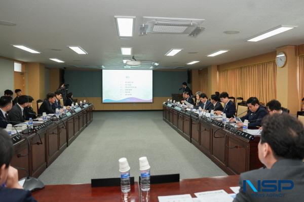 NSP통신-경주시의회는 24일 오전 소회의실에서 전체의원 간담회를 열고 APEC 정상회의 성공개최를 위한 찾아가는 간담회를 5월부터 추진하기로 결정했다. (사진 = 경주시의회)