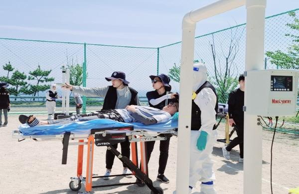 NSP통신-포항 선린대학교 응급구조과는 APEC 2025 KOREA 개최를 앞두고 24일 경주시 감포읍 원전현장인력양성원에서 진행된 방사능 테러대응 비상진료훈련에 참여해 실제 재난 상황을 가정한 체험을 통해 위기 대응 역량을 강화했다. (사진 = 포항 선린대학교)
