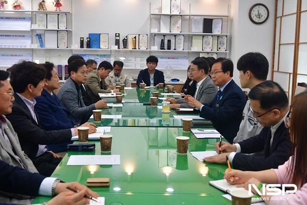 NSP통신-완주군의회 김재천 부의장은 23일 완주군청 4층 전략회의실에서 지역 조달업체 관계자들과 간담회를 갖고, 지역기업의 조달시장 진입 확대 및 상생 방안을 논의했다. (사진 = 완주군의회)