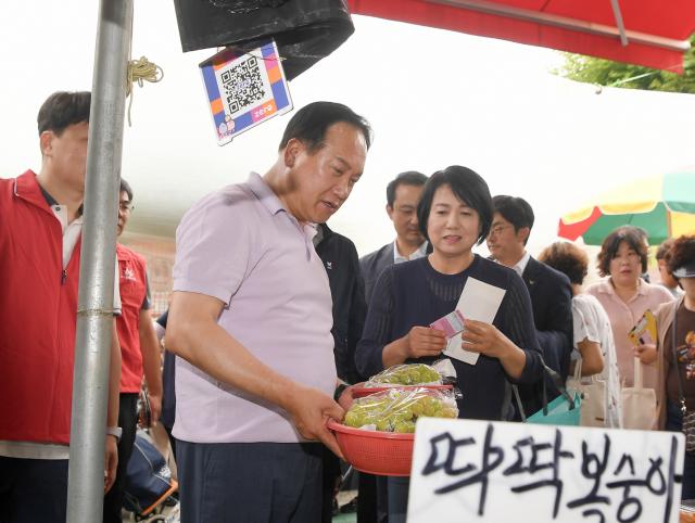 NSP통신-이권재 오산시장(왼쪽)이 추석맞이 오색시장에서 장보기를 하고 있다. (사진 = 오산시)