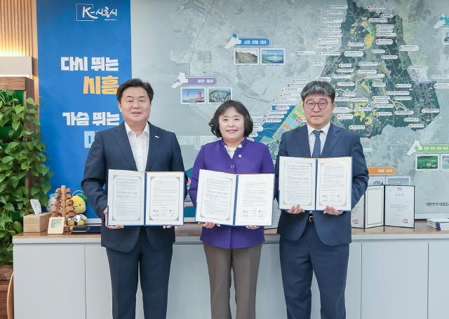 NSP통신-임병택 시흥시장(왼쪽부터), 오인열 시흥시의회 의장, 신영기 서울대 시흥캠퍼스 본부장이 MOU 체결 후 기념촬영 하는 모습. (사진 = 시흥시)