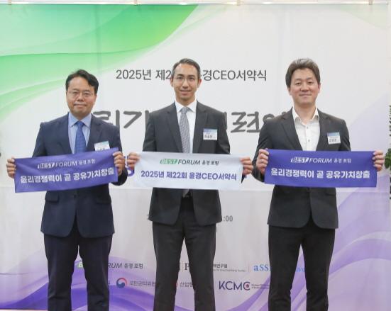NSP통신-좌측부터. 이상욱 남양유업 준법경영실장, 김승언 남양유업 대표집행임원 사장, 김영경 남양유업 준법경영실 차장 (사진 = 남양유업 제공)