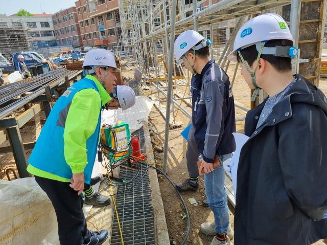 NSP통신-성남시 노동안전지킴이가 소규모 건설사업장을 대상으로 현장 지도점검을 실시하고 있다. (사진 = 성남시)
