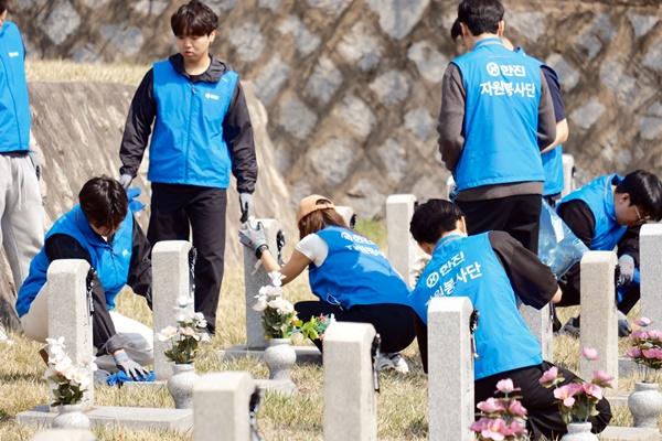 NSP통신-한진 80주년 기념 봉사활동 모습 (사진 = 한진)