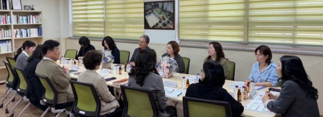 NSP통신-기흥구 초당중학교를 방문한 전자영 경기도의원과 손명수 국회의원이 교육공동체 구성원들과 간담회를 하고 있다. (사진 = 전자영 의원실)