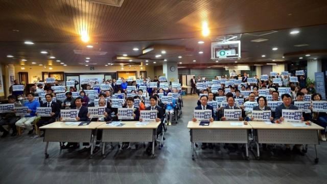 NSP통신-23일 오후 평택 시민의 공간에서 개최된 평택시을 당원 결의대회에서 이병진 지역위원장을 비롯해 평택시의원, 평택시을 지역위원회 소속 당원 등이 퍼포먼스 기념촬영을 하고 있다. (사진 = 이병진 의원실)
