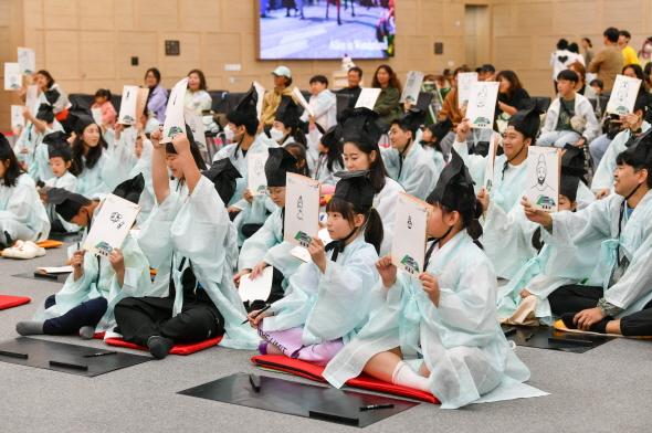 NSP통신-영주 한국선비문화축제 기간 자개 열쇠고리, 미니 청사초롱 만들기, 한복 대여와 가채 체험, 가훈 쓰기, 경전 경독 등 전통문화를 체험할 수 있는 다양한 체험 프로그램이 마련된다. 선비세상에서는 2025 어린이 선비축제가 열려 어린이 장원급제, 풍류 놀이터, 엘리스 퍼레이드, 전통 무예 시범 등 온 가족이 함께 즐길 수 있는 콘텐츠가 진행된다. (사진 = 영주시)