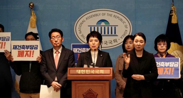 NSP통신-김은혜 국민의힘 국회의원이 재건축 초과이익 환수제의 전면 폐지 국민청권과 관련해 국회 소통관에서 기자회견을 하고 있다. (사진 = 김은혜 의원실)