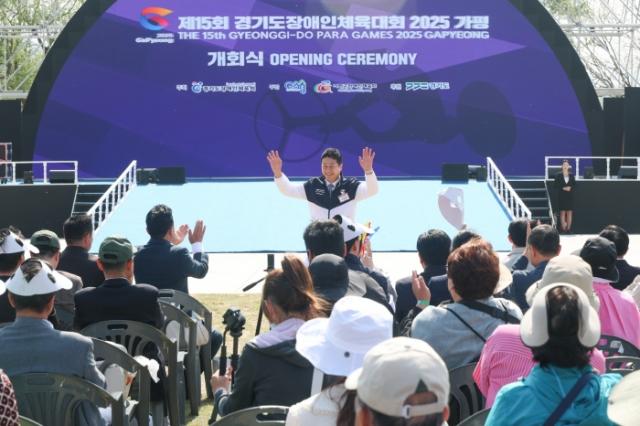 NSP통신-제15회 경기도 장애인체육대회 개회식에서 김진경 도의회 의장이 참석자들을 향해 인사를 하며 두 손을 높이 치켜세우고 있다. (사진 = 경기도의회)