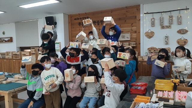 NSP통신-의왕시 바라산자연휴양림 목공예체험 프로그램 운영 모습. (사진 = 의왕시)