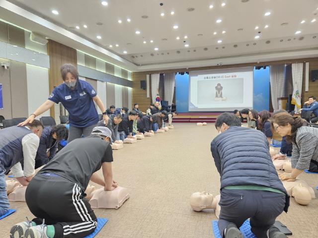 NSP통신-24일 의왕시청 대회의실에서 현업업무 종사자를 대상으로 심폐소생술 등의 응급처치 교육이 진행되고 있다. (사진 = 의왕시)