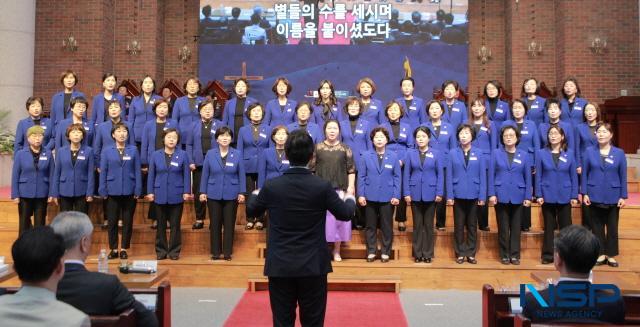 NSP통신-25일 수원시 팔달구에 위치한 수원성감리교회에서 개최된 제36회 기독교대한감리회 경기연회에서 여선교회 경기연회 연합회원들이 축가를 부르는 모습. (사진 = 김종식 기자)