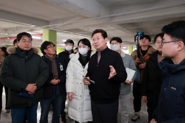 NSP통신-이상일 용인특례시장이 A 아파트 건설 현장을 방문해 하자보수 상황을 살피고 있다. (사진 = 용인특례시)