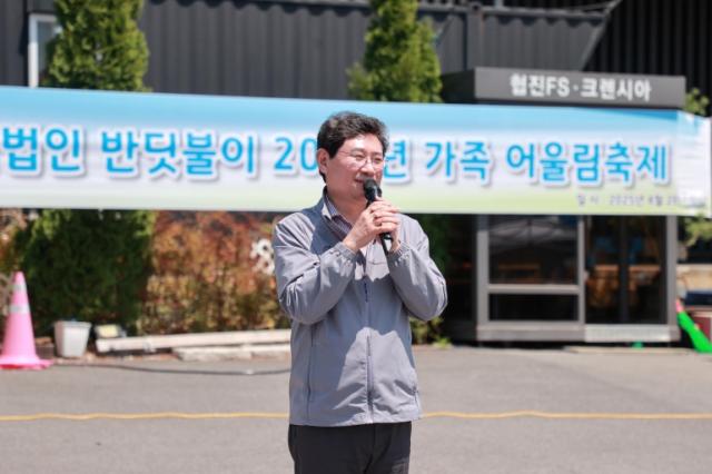 NSP통신-이상일 용인특례시장은 26일 처인구 고림동 반딧불이 주차장에서 열린 22주년 반딧불이 가족 어울림 축제를 찾아 축제에 참여한 장애인, 봉사자, 관계자를 격려하고 응원했다. (사진 = 용인특례시)