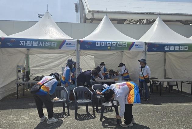 NSP통신-전국생활체육대축전에서 봉사활동을 하고 있는 자원봉사자 (사진 = 무안군)