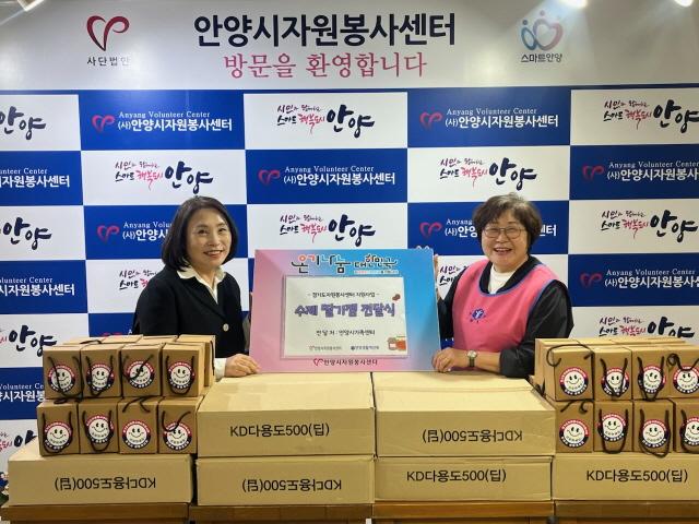 NSP통신-안양시 생활개선회가 28일 수제 딸기잼 100개를 소외계층에 전달했다. 사진은 전달식에 앞선 기념촬영 모습. (사진 = 안양시)
