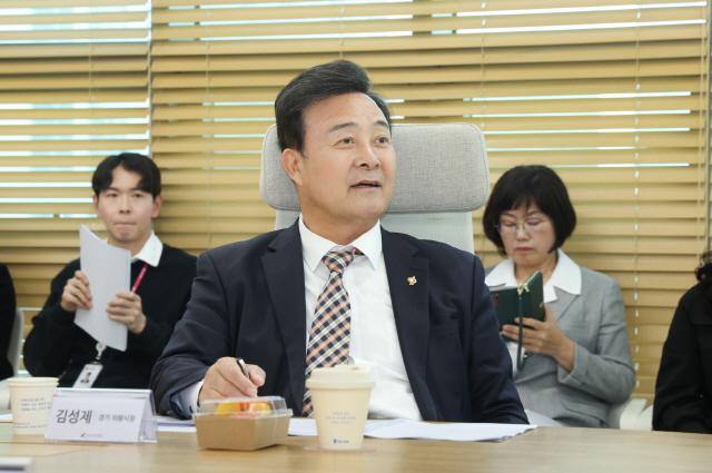 NSP통신-김성제 의왕시장이 자치분권 지방정부협의회에 참석해 회원 지방정부 단체장들과 지방자치 활성화에 관한 다양한 의견을 나누고 있다. (사진 = 의왕시)