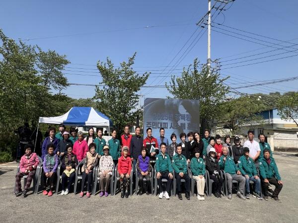 NSP통신-구미시는 지난 25일 옥성면 구봉1리에서 지역 주민과 공무원, 이·통장, 소방·경찰 관계자 등 200여 명이 참여한 가운데 산불 재난 대비 경북형 주민대피 훈련을 실시했다. (사진 = 구미시)
