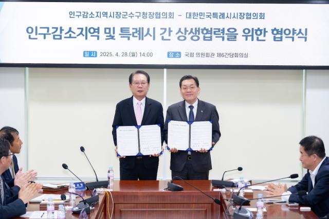 NSP통신-28일 이재준 수원시장(오른쪽)과 송인헌 괴산군수가 협약 체결 후 기념촬영을 하고 있다. (사진 = 수원시)