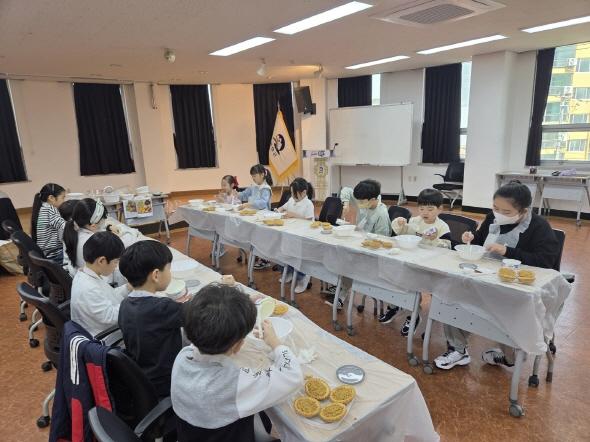 NSP통신-봉화군청소년센터는 지난 3월 15일부터 4월 26일까지 관내 초·중등 청소년을 대상으로 총 7회에 걸쳐토요 원데이 쿠킹 클래스를 운영헀다. (사진 = 봉화군)