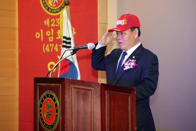 NSP통신-26일 이재식 수원시의회 의장이 수원시 해병대전우회 제24대 회장 이·취임식에서 경례를 하는 모습. (사진 = 수원시의회)