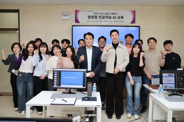NSP통신-하은호 군포시장이 24일 군포시미디어센터에서 소통도시樂(락) 단원들과 생성형 AI 역량 강화 교육을 진행했다. 사진은 기념촬영 모습. (이미지 = 군포시)