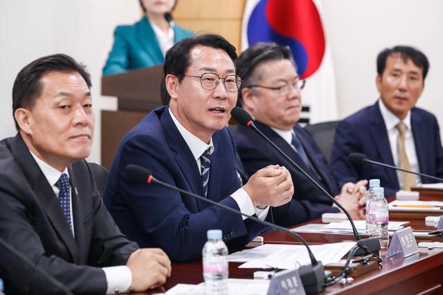 NSP통신-28일 정명근 화성시장(왼쪽 두번째)이 국회 의원회관에서 열린 특례시-인구감소지역 상생협력 협약식에서 발언을 하고 있다. (사진 = 화성시)