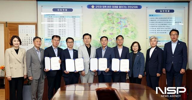 NSP통신-진안군의회는 28일 군의회 의장실에서 2025년(2024 회계연도) 결산검사위원들에게 위촉장을 수여하고, 결산검사를 시작한다. (사진 = 진안군의회)
