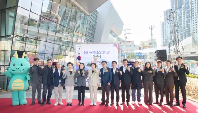 NSP통신-용인공영버스터미널 개관식에서 참석자들이 기념촬영을 하고 있다. (사진 = 용인특례시의회)