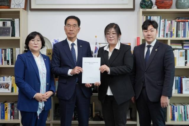 NSP통신-안성시의회 민주당 의원들이 김주영 환노위 간사에게 건의안을 제출하고 있다. (사진 = 최승혁 의원실)