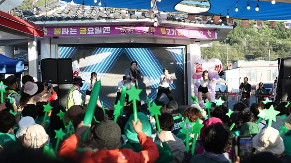 NSP통신-가수 에녹이 강진 불금불파 행사장에서 공연하고 있다. (사진 = 강진군)