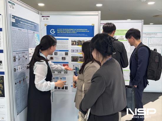 NSP통신-한국식물병리학회 춘계학술대회 참석자들에게 매실퇴비 설명 (사진 = 광양시청)