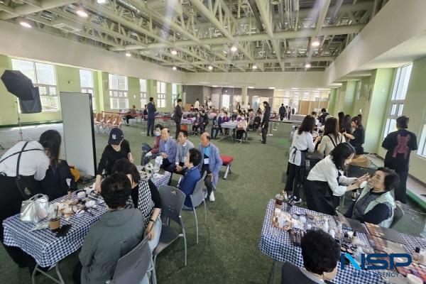 NSP통신-대구공업대학교 헤어디자인과 학생들이 지난 24일 성서 노인복지회관에서 장수 사진 촬영을 위한 헤어&메이크업 봉사활동을 진행했다. (사진 = 대구공업대학교)