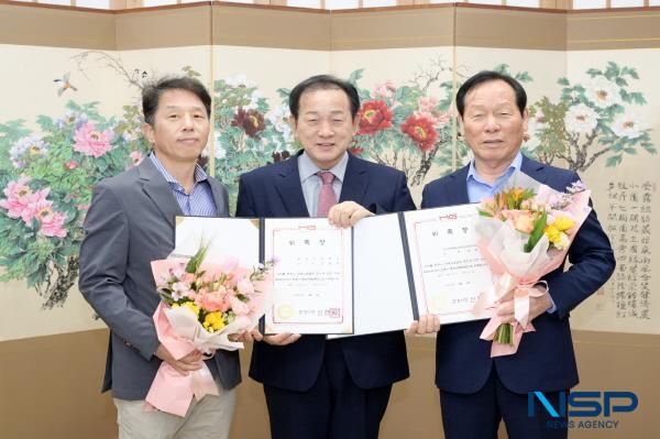NSP통신-문경시는 지난 25일 시청 접견실에서 고우현 전 경상북도의회 의장과 신순식 문창고등학교 교사를 문경시 명예국제협력관으로 재위촉했다고 밝혔다. (사진 = 문경시)