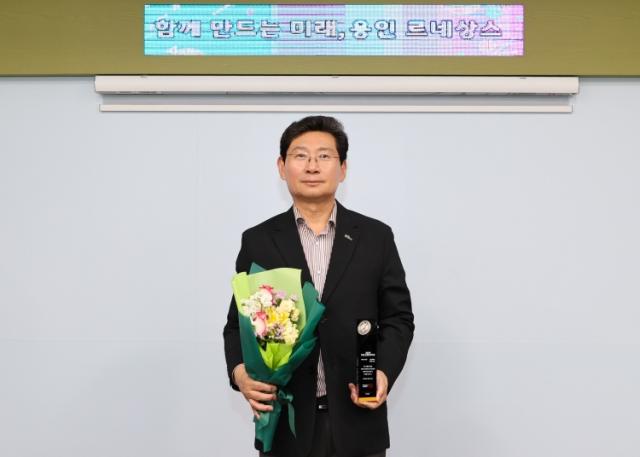 NSP통신-용인특례시가 29일 대한민국 창조경영 2025 미래혁신도시 부문을 수상했다. 사진은 이상일 시장이 시를 대신해 수상 기념촬영을 하고 있는 모습. (사진 = 용인특례시)
