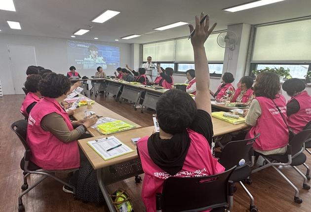 NSP통신-고령 보행자 교통사고의 주요 사례를 소개하고 있다. (사진 = 무안경찰서)