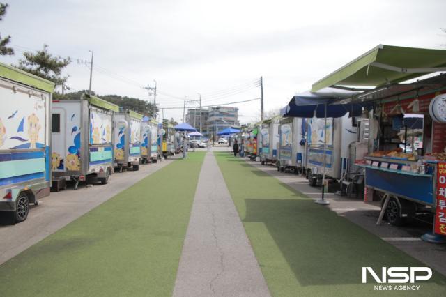 NSP통신-화성시 서신면에 위치한 궁평항 주차장에 설치된 궁평항 먹거리 행복장터 푸드 트레일러 모습. (사진 = 김종식 기자)