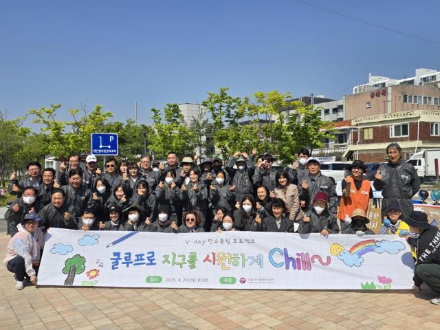 NSP통신-V-day 지구를 식히는 쿨루프 프로젝트에 수원시민과 공공기관장들이 참여해 기념 촬영 하는 모습. (사진 = 수원자원봉사센터)