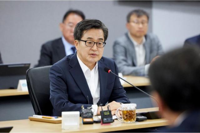 NSP통신-29일 오후 경기도청 서희룸에서 김동연 도지사가 도정 점검 회의를 주재하고 있다. (사진 = 경기도)